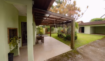 Casa em amplo terreno a 500m da praia do Campeche em Florianópolis