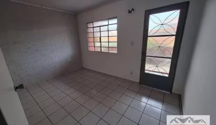 Casa no piso superior, 3 quartos (1 suíte), sem garagem