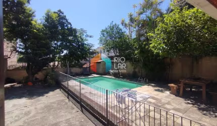 Casa linear com (anexo) Salão 3 dormitórios, 1 suite, (Piscina) e 7 vagas à venda