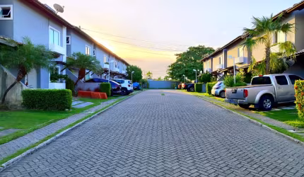 ALUGO casa duplex em condomínio, 3 quartos, amplo jardim em condomínio com piscina.
