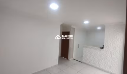 Apartamento com 2 quartos, térreo com quintal coberto, em condomínio fechado  na