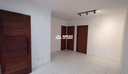 Vendo casa de 2/4 sendo 01 suíte com amplo quintal, armário e nichos planejados
