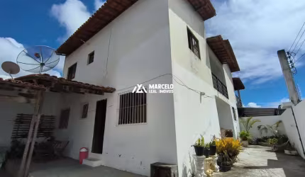 Vendo Casa grande de uso misto com 5/4 de esquina com ponto Comercial em ótima l