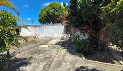 Vendo casa com vários comodos de uso Residencial/Comercial na divida dos BAirros