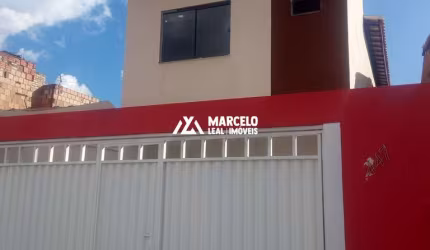 Alugo Casa tipo sobrado solto no bairro Jurema com 115m² de área útil, 3 dormitó