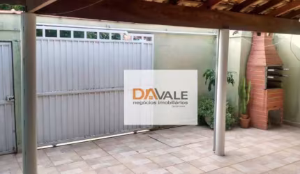 Casa de terreno inteiro com 2 dormitórios em rua tranquila