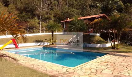 Maravilhosa Chácara com área de Reserva em Condomínio