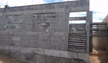 Casa com estrutura para sobrado.