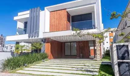 3 Suítes, 4 Vagas de Garagem