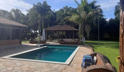Chácara com Piscina e Móveis Planejados em Condomínio com Portaria 24h em Uberlândia! OPORTUNIDADE