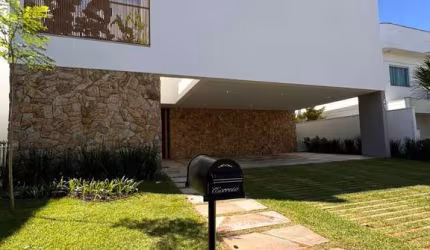 Casa Duplex de Luxo com 4 suítes em Uberlândia no Condomínio Jardins Gênova Pronta para Morar: 6 vagas, Piscina, Área gourmet, Escritório, 400m2