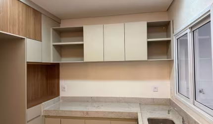 Casa Sobrado à venda 2 suítes, 2 salas, 3 banheiros, 2 vagas de garagem, 83,41m², em Uberlândia-MG, bairro Novo Mundo,