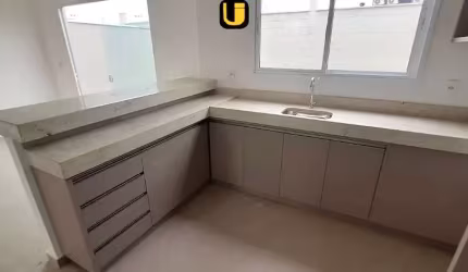 Espetacular casa em condomínio à venda em Uberlândia-MG, Granja Marileusa: 3 quartos, 1 suíte, 2 salas, 3 banheiros, 2 vagas, 82m².