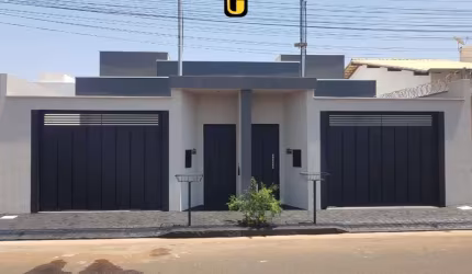 Casa à venda com 3 quartos, suíte, Área gourmet, 2 vagas, 100m2 construção, em Uberlândia-MG, bairro Vida Nova.