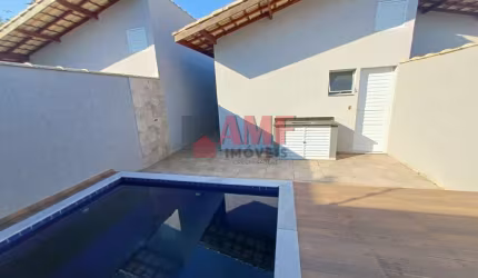 Casa com Piscina à 600 metros do mar em Itanhaém