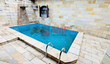 Casa com Piscina à 50 metros da Praia do Centro de Itanhaém