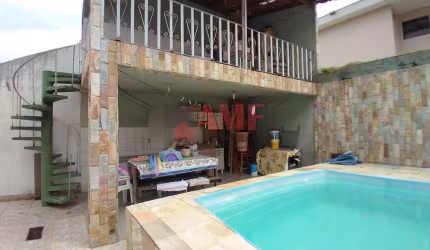Casa com Piscina no Centro de Itanhaém