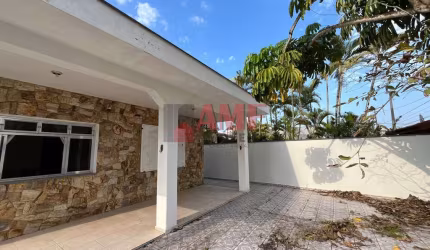 Casa à 150m da Praia no Jardim Grandesp