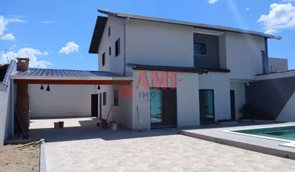 Casa com piscina a 200 metros do mar no Jardim Suarão