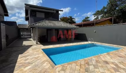 Sobrado com Piscina a 600 metros do mar