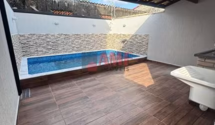 Casa com piscina no Tupy