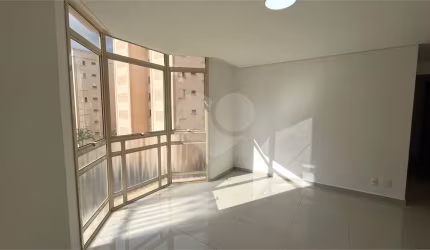 Apartamento com 3 quartos para locação em Atibaia Jardim - SP