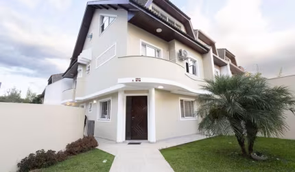 Sobrado em SANTA FELICIDADE com 235,61m²