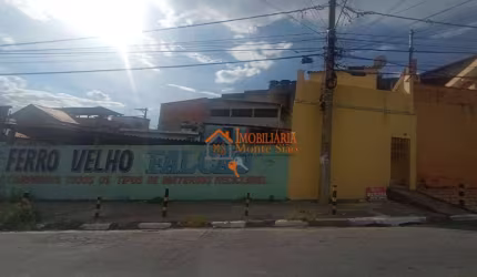 Terreno de esquina com 3 imoveis de Renda