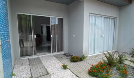 Casa nova com 2 anos de uso, proximo ao comercio no litoral do Parana