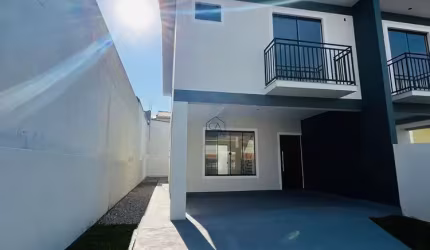 Lindo sobrado com 03 quartos sendo 01 suíte localizado no Real Parque - São José - SC.