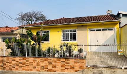 Linda Casa com 03 quartos sendo 01 suíte 03 BWC localizado no Bairro Ipiranga, São José - SC.