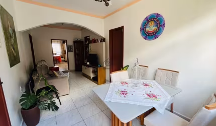 Casa com 4 quartos sendo 01 suíte 02 BWC localizado em Barreiros, São José - SC.