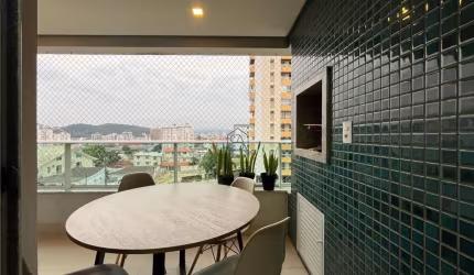 Apartamento com 02 quartos sendo 01 suíte 02 BWC localizado em Barreiros, São José - SC.