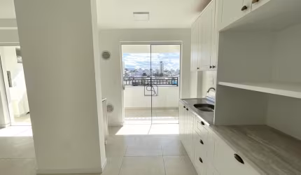 Apartamento com 02 quartos sendo 01 suíte 02 BWC localizado no bairro Ipiranga, São José - SC.