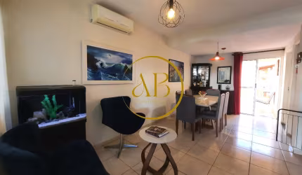 Linda casa num condomínio excelente.