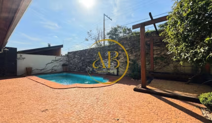 Ótima casa completa com piscina e num ótimo condomínio.