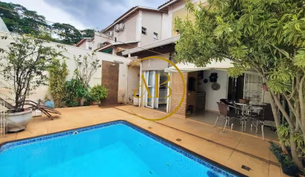 Linda casa em Condomínio e com piscina na Vila do Golfe