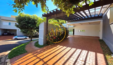 Linda casa térrea tradicional em Condomínio fechado
