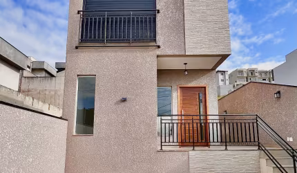 CASA COM PISCINA, oportunidade Imperdível no Portal dos Ypes