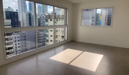 Apartamento novo com 03 suítes à venda em Balneário Camboriú