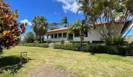 Casa rústica com 4 quartos sendo duas suítes para alugar no Condomínio Bosque do Lago por R$5.500,00
