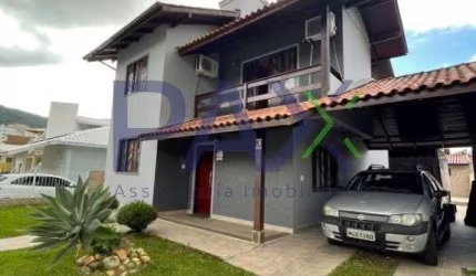 Casa com 3 quartos à venda na Rua dos Canários, 6, Pedra Branca, Palhoça por R$ 1.000.000