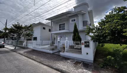 Casa com 4 quartos à venda na dos Ipês, 110, Pedra Branca, Palhoça por R$ 1.699.000