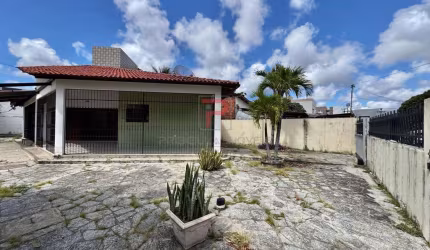 Casa de rua ampla no bairros dos Bancários