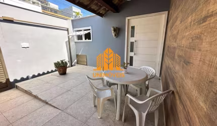 Casa Independente linear com três quartos sendo duas suites a 50 metros da Praia