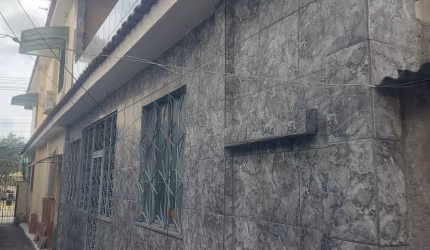 CASA NO CENTRO DE REALENGO
