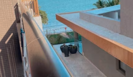 Flat mobiliado beira mar pé na areia