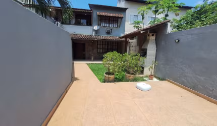 Casa à venda no bairro Vargem Grande, no Rio de Janeiro, com 4 quartos, sendo 2 suítes e 4 banheiros. Com uma área construída de 180m², este imóvel conta com churrasqueira, jardim, chuveirão