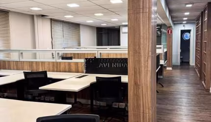 Casa comercial com 10 salas para alugar na Bento Munhoz da Rocha Neto, --, Gleba Palhano, Londrina por R$ 32.000