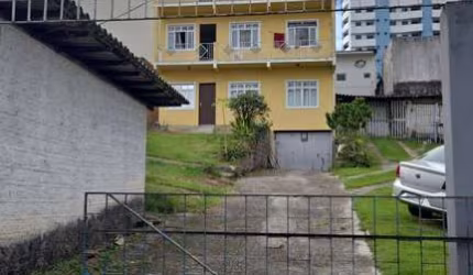 Ampla Casa de 110m² com 3 Dormitórios em Barreiros – São José